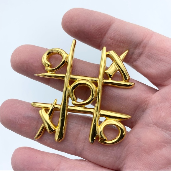 Tic Tac Toe Game Whimsical Gold Tone Fun Brooch Pin - Picture 8 of 9